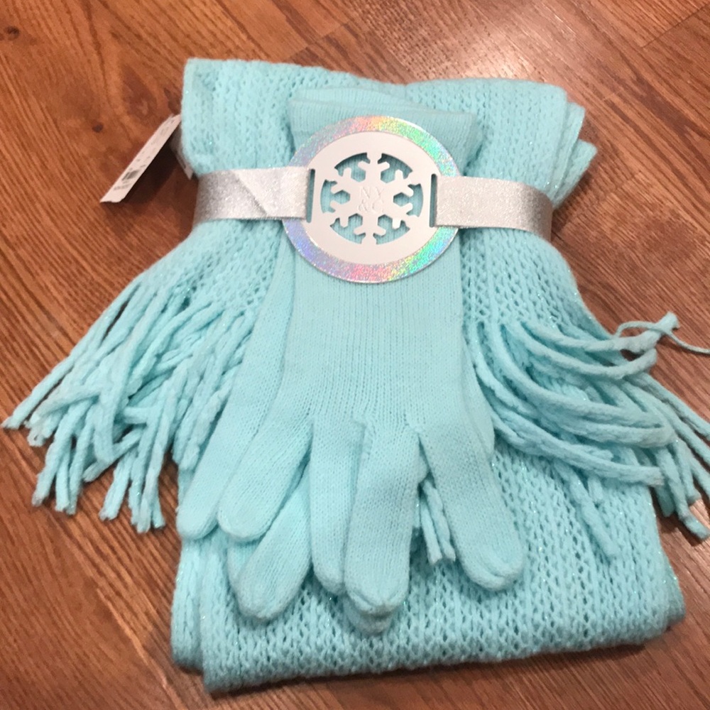Glove and scarf set